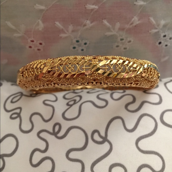 Intricate gold bangle - Picture 3 of 3